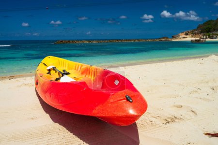 Repos actif, sport, kayak. Canoë sur une plage de sable