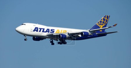 Foto de Chicago, IL, Estados Unidos - 9 de noviembre de 2022: Atlas Air Cargo Boeing 747 se prepara para aterrizar en el Aeropuerto Internacional O 'Hare de Chicago. - Imagen libre de derechos