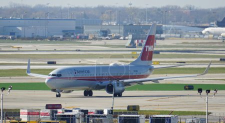 Foto de Chicago, IL, Estados Unidos - 9 de noviembre de 2022: American Airlines Boeing 737 con taxis de librea TWA Heritage en la pista después de aterrizar en el Aeropuerto Internacional O 'Hare de Chicago. - Imagen libre de derechos
