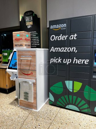 Téléchargez les photos : Park Ridge, IL, États-Unis - 8 décembre 2022 : Retour Amazon déposer et commander ramasser casier à l'intérieur Whole Foods Market. - en image libre de droit