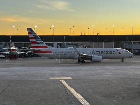 Téléchargez les photos : L'avion American Airlines circule du terminal à la piste le matin à l'aéroport international O'Hare de Chicago. - en image libre de droit
