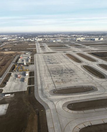 Téléchargez les photos : Vue aérienne des pistes de l'aéroport international O'Hare de Chicago lors du décollage. - en image libre de droit