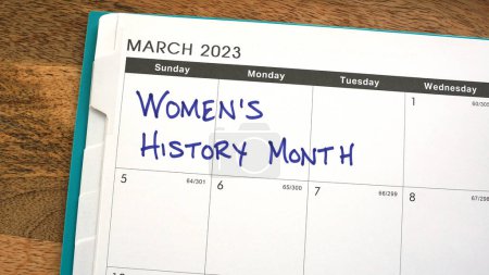 Téléchargez les photos : Mois de l'histoire des femmes marqué sur un calendrier en mars 2023. - en image libre de droit