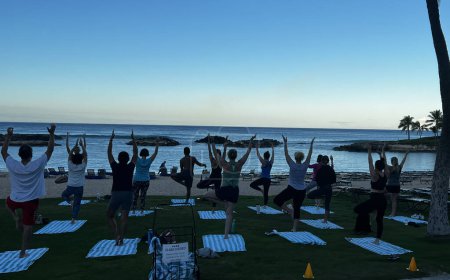 Téléchargez les photos : Morning yoga class at the beach at a resort in Hawaii. - en image libre de droit