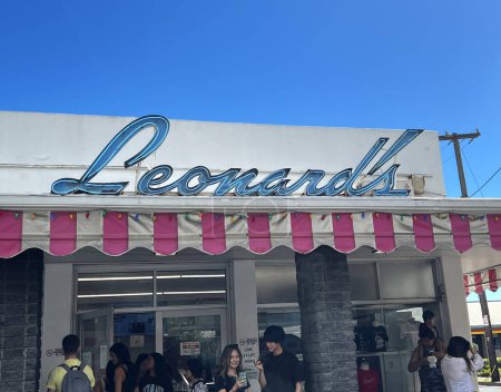 Téléchargez les photos : Signalisation à Leonard's Bakery à Honolulu, Hawaï. Leonard's est un établissement local célèbre pour ses malasadas (beignets portugais), pains, pâtisseries et autres bonbons. - en image libre de droit