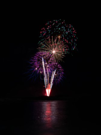 Téléchargez les photos : Fireworks bursting over the ocean on New Year's Eve at Ko Olina Lagoons in Oahu. - en image libre de droit