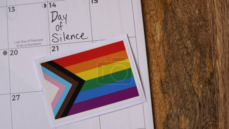 Téléchargez les photos : Jour du Silence marqué sur un calendrier le 14 avril 2023. La Journée du silence GLSEN est une manifestation nationale dirigée par des étudiants où les étudiants LGBTQ et leurs alliés à travers le pays font vœu de silence.. - en image libre de droit