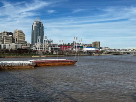 Téléchargez les photos : Barge descendant la rivière Ohio, avec la ligne d'horizon Cincinnati, Ohio en arrière-plan - en image libre de droit