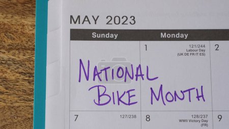 Téléchargez les photos : Mois national du vélo écrit sur un calendrier de mai 2023. Créé en 1956, le Mois national de la bicyclette est l'occasion de mettre en valeur les nombreux avantages de la bicyclette et d'encourager plus de gens à essayer le vélo.. - en image libre de droit