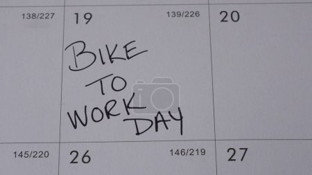 Téléchargez les photos : Journée vélo-travail marquée sur un calendrier le 19 mai 2023. 40 % de tous les voyages aux États-Unis sont à moins de 3 km, ce qui rend le vélo un moyen pratique et amusant de se déplacer. - en image libre de droit