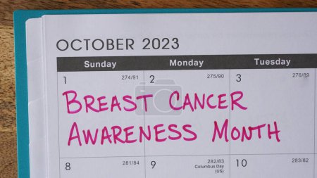 Téléchargez les photos : Mois de la sensibilisation au cancer du sein écrit en rose sur un calendrier d'octobre. - en image libre de droit