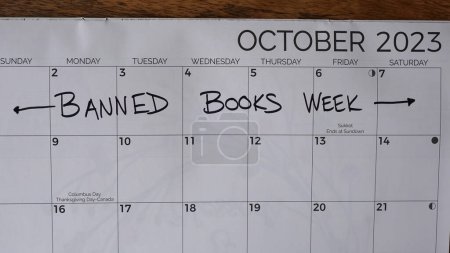 Téléchargez les photos : Semaine des livres interdits marquée sur un calendrier pour la première semaine d'octobre 2023. La Semaine du livre interdit a été lancée en 1982 en réponse au nombre croissant de défis auxquels sont confrontés les livres dans les écoles et les bibliothèques.. - en image libre de droit