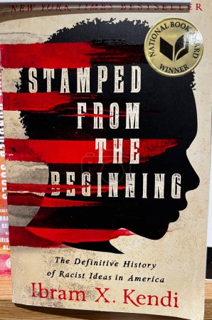 Téléchargez les photos : Une copie de "Timed from the Beginning : The Definitive History of Racist Ideas in America" d'Ibram X. Kendi" - en image libre de droit