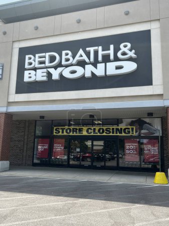 Foto de Exterior de una tienda Bed Bath & Beyond en Deerfield, Illinois, anunciando el cierre de la tienda. El minorista se declaró en quiebra en abril de 2023. - Imagen libre de derechos