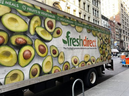 Téléchargez les photos : Camion de livraison FreshDirect garé dans une rue de Manhattan. FreshDirect fournit un service de livraison d'épicerie dans la grande région des trois États de New York et fait partie de la famille d'entreprises Ahold Delhaize. - en image libre de droit