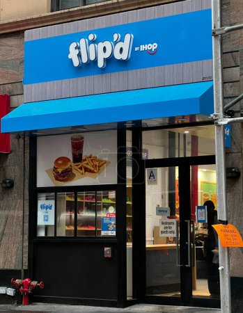 Téléchargez les photos : Extérieur d'un restaurant Flip à New York. Flip 'd est un concept décontracté rapide de IHOP. - en image libre de droit