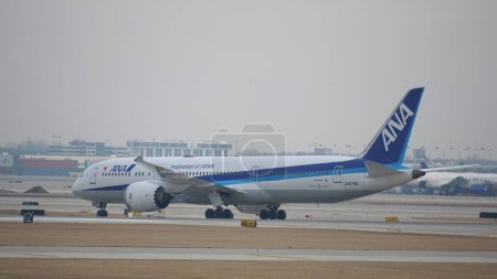 Téléchargez les photos : L'avion de l'ANA roule sur la piste après avoir atterri à l'aéroport international O'Hare de Chicago. - en image libre de droit