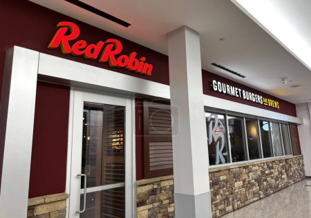 Téléchargez les photos : Chicago, IL, USA - 21 juin 2023 : Extérieur d'un restaurant Red Robin situé dans un centre commercial - en image libre de droit