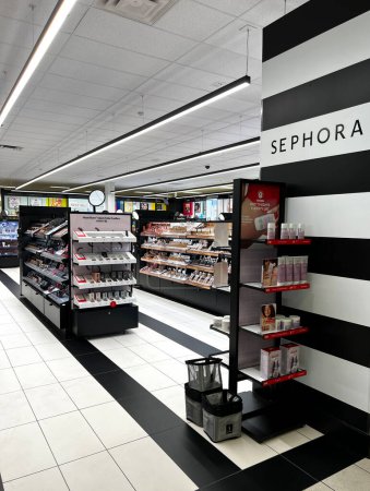 Téléchargez les photos : Sephora à l'intérieur d'un grand magasin Kohl. Le partenariat a remplacé la section beauté de Kohl. - en image libre de droit
