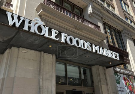 Téléchargez les photos : Extérieur d'un marché Whole Foods situé dans le quartier Chelsea de Manhattan. - en image libre de droit