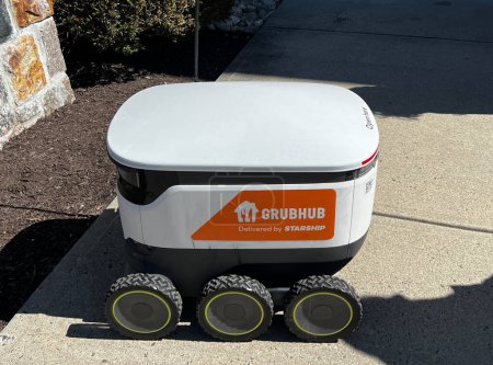 Téléchargez les photos : Service de livraison de robots Grubhub sur le campus de l'Université Fairfield, apportant de la nourriture aux étudiants dans un dortoir. - en image libre de droit