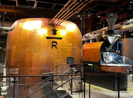 Téléchargez les photos : Torréfacteur de grains de café dans le Starbucks Reserve Roastery à New York - en image libre de droit