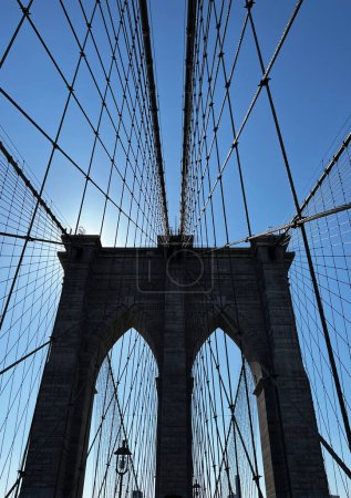 Seile, die vor blauem Himmel zu einem Turm auf der Brooklyn Bridge führen