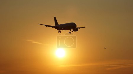 Téléchargez les photos : Chicago, IL, USA - 18 juillet 2023 : L'avion de United Airlines se prépare pour l'atterrissage au coucher du soleil à l'aéroport international O'Hare de Chicago. - en image libre de droit