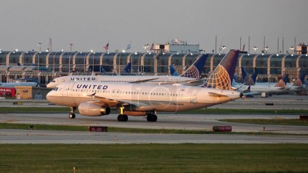 Foto de Chicago, IL, Estados Unidos - 18 de julio de 2023: United Airlines Boeing 787 Dreamliner taxies on the runway after landing at Chicago O 'Hare International Airport. - Imagen libre de derechos