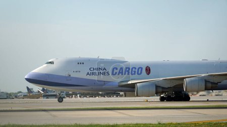 Foto de Chicago, IL, Estados Unidos - 18 de julio de 2023: China Airlines Taxis de avión de carga en la pista después de aterrizar en el Aeropuerto Internacional O 'Hare de Chicago. - Imagen libre de derechos