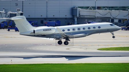 Téléchargez les photos : Gulfstream G650 jet privé atterrit à l'aéroport international Midway de Chicago. - en image libre de droit
