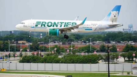 Téléchargez les photos : L'Airbus A320neo de Frontier Airlines avec la livrée Blanco the Polar Bear atterrit à l'aéroport international Midway de Chicago - en image libre de droit