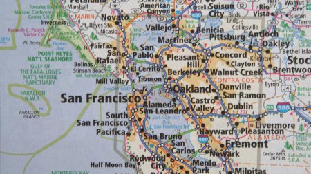 Téléchargez les photos : Vue rapprochée d'une carte de la baie de San Francisco à partir d'un atlas routier - en image libre de droit