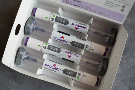 Téléchargez les photos : Approvisionnement d'un mois de Mounjaro, un médicament injectable utilisé pour traiter le diabète de type 2. - en image libre de droit