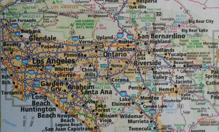Téléchargez les photos : Carte du grand Los Angeles, Californie sur un atlas routier - en image libre de droit