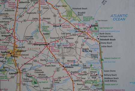 Foto de Vista de cerca de un mapa de la costa de Delaware y sus pueblos de playa, como se ve en un atlas de carretera. - Imagen libre de derechos