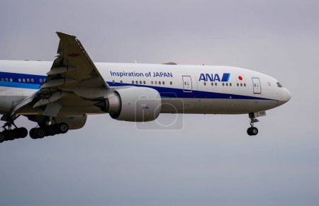 Téléchargez les photos : ANA Boeing 777 se prépare pour l'atterrissage à l'aéroport international O'Hare de Chicago - en image libre de droit
