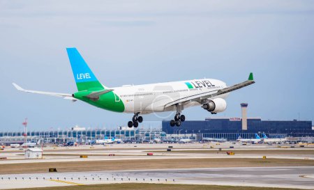 Téléchargez les photos : L'Airbus A330 de LEVEL Airlines se prépare pour l'atterrissage à l'aéroport international O'Hare de Chicago - en image libre de droit