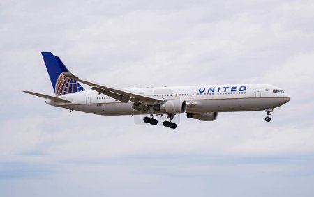 Téléchargez les photos : Le Boeing 767 de United Airlines se prépare pour l'atterrissage à l'aéroport international O'Hare de Chicago. - en image libre de droit