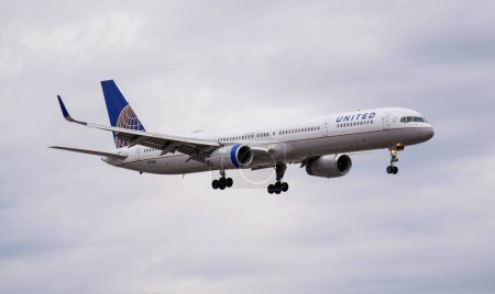 Téléchargez les photos : Le Boeing 757 de United Airlines se prépare pour l'atterrissage à l'aéroport international O'Hare de Chicago - en image libre de droit