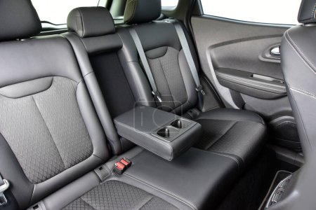 Téléchargez les photos : Accoudoir dans la voiture avec porte-gobelet pour rangée de sièges arrière - en image libre de droit