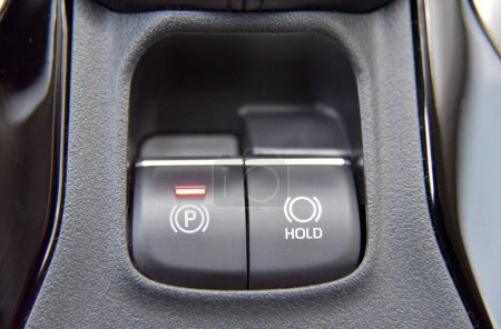 Téléchargez les photos : Bouton pour activer le frein de stationnement électrique sur la voiture - en image libre de droit