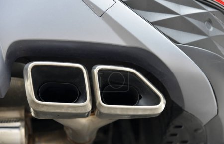 Téléchargez les photos : Silencieux de tuyau d'échappement sous la voiture - en image libre de droit