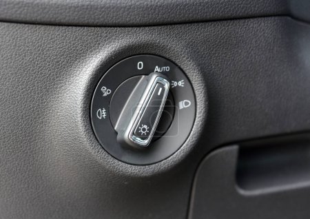 Imagen de primer plano del interruptor de control de iluminación del coche
