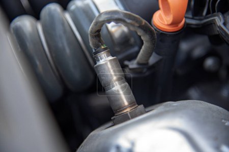 Téléchargez les photos : Capteur d'oxygène des voitures sur un collecteur d'échappement - en image libre de droit