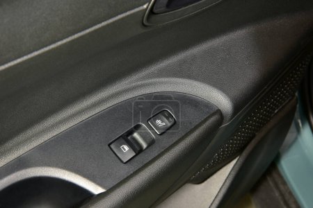 Téléchargez les photos : Le bouton pour lever les fenêtres et le bouton pour chauffer les sièges dans la voiture - en image libre de droit