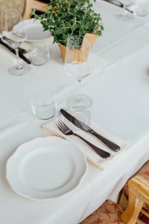 Téléchargez les photos : Paramètres de table de luxe pour une cuisine raffinée dans le restaurant romantique LUXURY. Pour événements, mariages et célébrations. - en image libre de droit