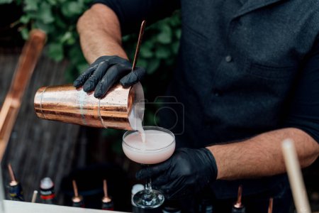 Téléchargez les photos : Cocktail et vin lors d'événements sociaux comme la fête et les mariages. servi par le barman et le serveur. - en image libre de droit