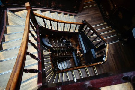 Téléchargez les photos : Escalier en bois qui descend - en image libre de droit