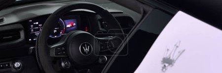 Téléchargez les photos : Volant et intérieur du Maserati MC 20, vus de l'extérieur par la porte ouverte. Katowice, Pologne, 23.09.2021 - en image libre de droit